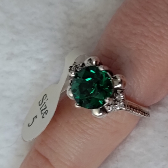 Fragrant Jewels Jewelry - Elegant Silver and Green Gemstone Ring